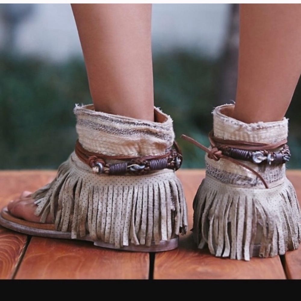 🦋 Free People Fringe Sandals 🦋
